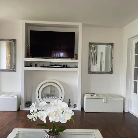 Apartment Manor House *